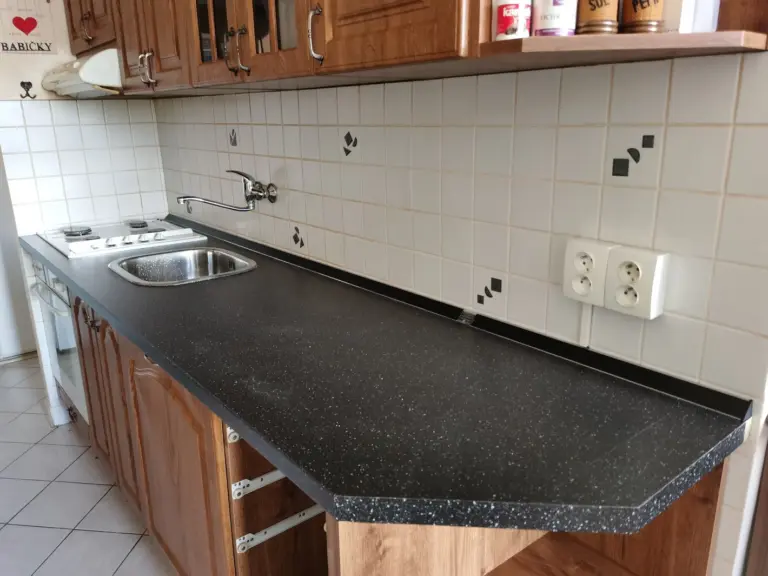 Foto realizace kuchyně Výměna kuchyňské pracovní desky Praha Žižkov