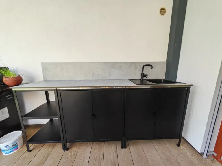 Foto Zpracování a montáž pracovní desky z umělého kamene Zdiby